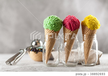 Ice cream cone 38892693