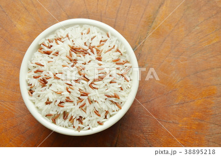 mixed red cargo paddy in bowl on wooden board 38895218