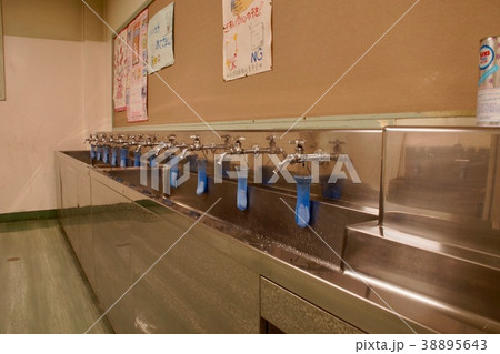 学校の手洗い場 学校の手洗い場 38895643