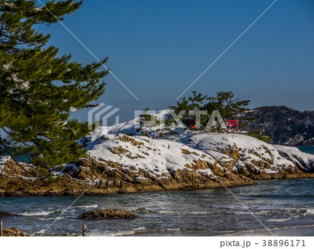 鳥取県の絶景ジオパーク　必見の美しい海岸　山陰海岸国立公園　世界ジオパーク 38896171