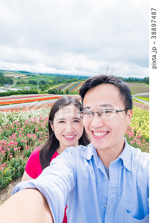 couple selfie happily 38897487