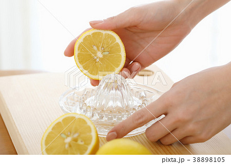 レモンを絞るの写真素材 3105