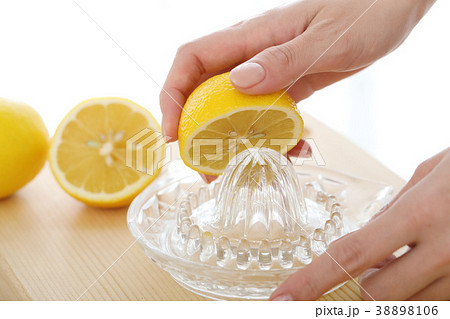 レモンを絞るの写真素材 3106