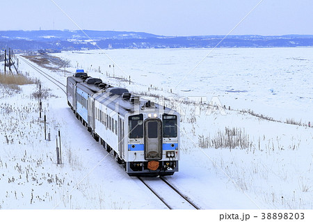冬の釧網本線と流氷 冬の釧網本線と流氷 38898203