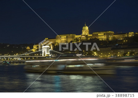 Chain Bridge and Buda Castle at night 38898715