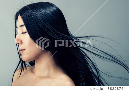 風になびくロングヘア 美しい髪の女性の写真素材 3744
