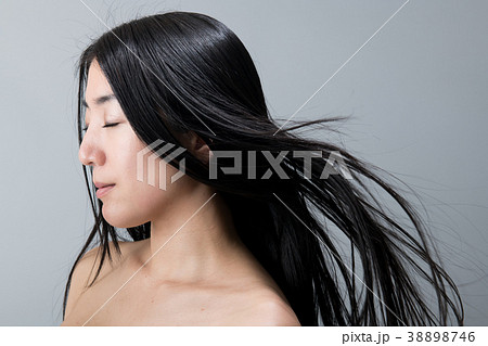 風になびくロングヘア 美しい髪の女性の写真素材 3746