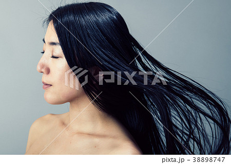 風になびくロングヘア 美しい髪の女性の写真素材 3747