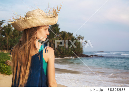 girl with hat in profile 38898983