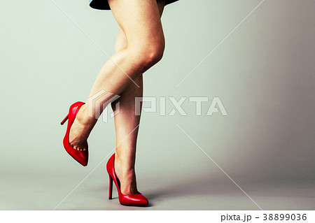 若い女性の足　ボディパーツ 38899036