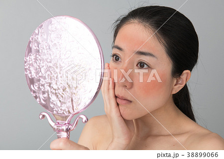 日焼けに悩む若い女性 38899066