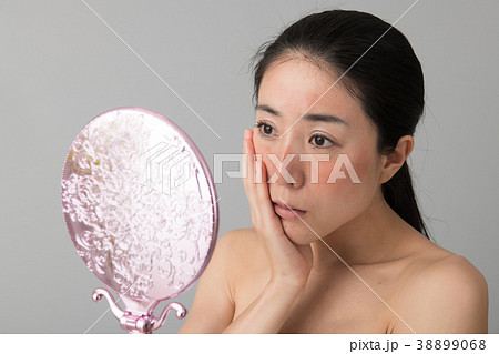 日焼けに悩む若い女性 38899068