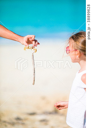 Adorable little girl playing with crab on the 38899628