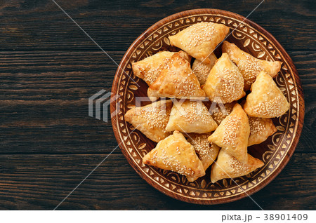 Puff pastries with chicken meat, samosa. Puff pastries with chicken meat, samosa. 38901409