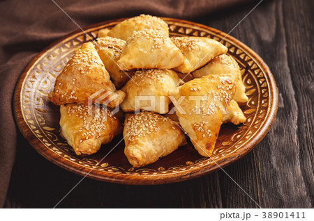 Puff pastries with chicken meat, samosa. 38901411