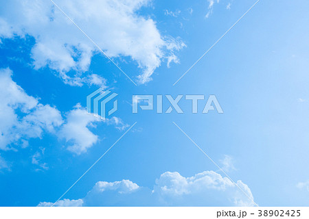雲　クラウド　白　青　グラデーション　大空　快晴　青空　スカイ　風景　さわやかな空　バックグラウンド 38902425