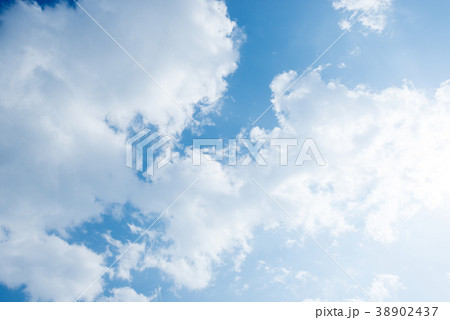 雲　クラウド　白　青　グラデーション　大空　快晴　青空　スカイ　風景　さわやかな空　バックグラウンド 38902437