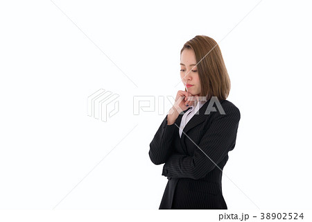 考えるビジネススーツの女性 考えるビジネススーツの女性 38902524