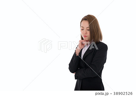 考えるビジネススーツの女性 考えるビジネススーツの女性 38902526