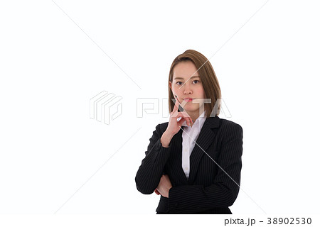 考えるビジネススーツの女性 考えるビジネススーツの女性 38902530