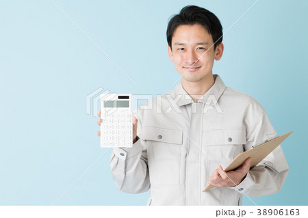 現場作業員　ブルーバックイメージ 38906163