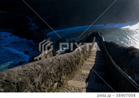Climbing to San Juan de Gaztelugatxe Climbing to San Juan de Gaztelugatxe 38907008