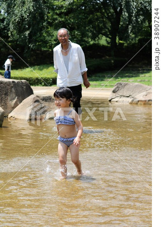 子供の水遊び 38907244