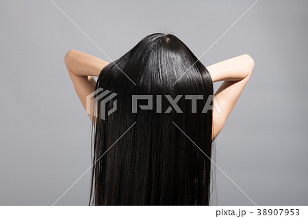ロングヘア ストレートヘア 若い女性 後ろ姿の写真素材