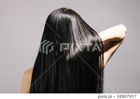 ロングヘア ストレートヘア 若い女性 後ろ姿の写真素材