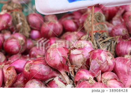 Shallots at the market 38908428