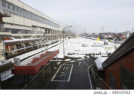 冬の浦佐駅東口にて(新潟県南魚沼市) 冬の浦佐駅東口にて(新潟県南魚沼市) 38910302