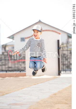 縄跳びをする男の子 縄跳びをする男の子 38912781