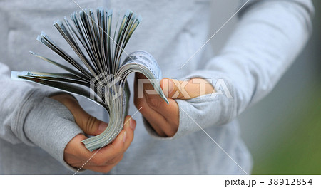 Female hands counting money   38912854