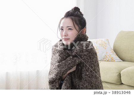 ブランケットにくるまる女性 38913046