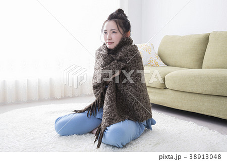 ブランケットにくるまる女性 38913048