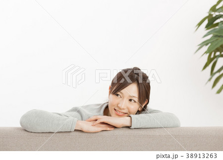 寛ぐ女性 38913263