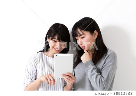 タブレットを見る女性2人 38913538
