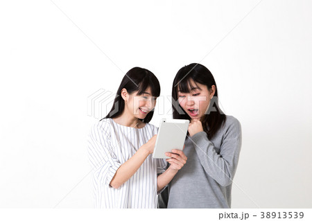 タブレットを見る女性2人 38913539