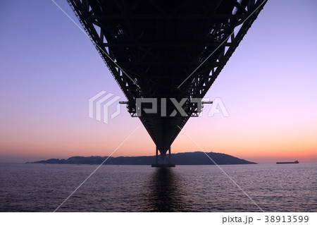 夕焼け染まる明石海峡大橋と淡路島 アジュール舞子より 日本百名橋 瀬戸内海国立公園の写真素材