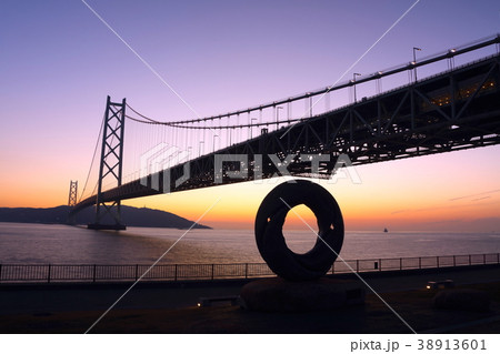 夕焼け染まる明石海峡大橋と淡路島(アジュール舞子より)/日本百名橋/瀬戸内海国立公園 夕焼け染まる明石海峡大橋と淡路島(アジュール舞子より)/日本百名橋/瀬戸内海国立公園 38913601