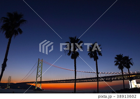 夕焼け染まる明石海峡大橋と淡路島 アジュール舞子より 日本百名橋 瀬戸内海国立公園の写真素材