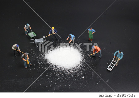 a mini  figure preparing the group salt 38917538