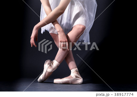 Young ballerina in the studio 38917774