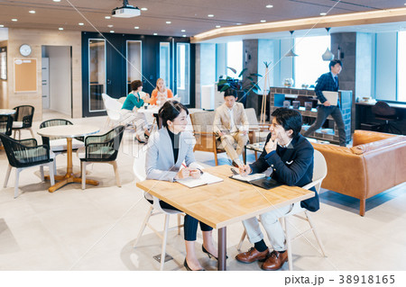 オフィスシーン　カジュアル 38918165