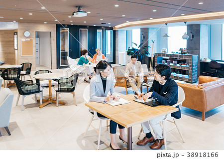 オフィスシーン　カジュアル 38918166