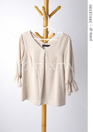 ポールハンガーとブラウス 38918390