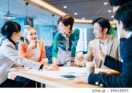 カジュアル　オフィスシーン 38918665