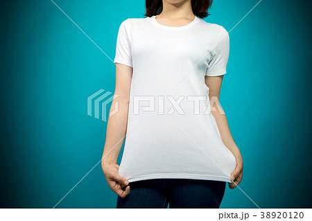 Tシャツを見せる女性の写真素材 31