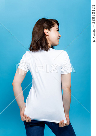 Tシャツを見せる女性の写真素材 3121