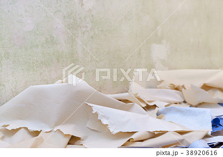 removed wallpaper on the floor, remodel apartment 38920616